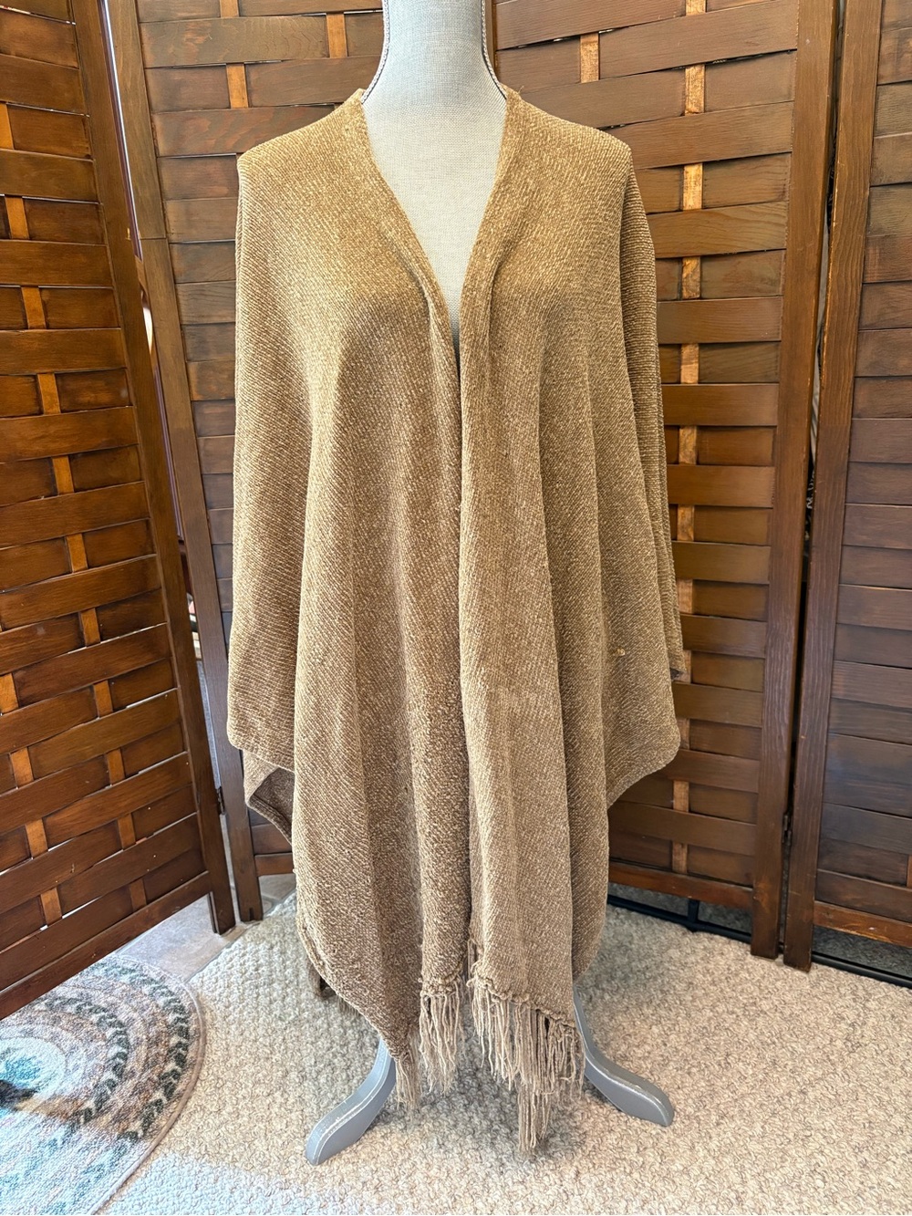 Vintage 1970s women’s knit fringe poncho shawl one size boho